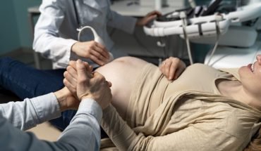 gynecologist-performing-ultrasound-consultation